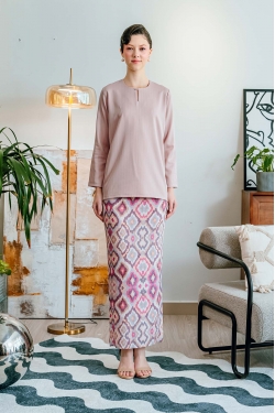 TUSCA x ELLE & TOTS WOMEN: Hannah Kurung Kedah in Dusty Pink